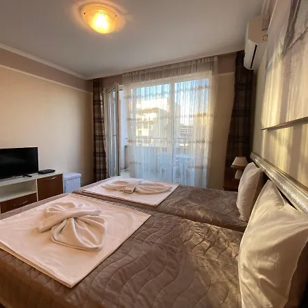 Admiral Plaza A 10 Sunny Apartment